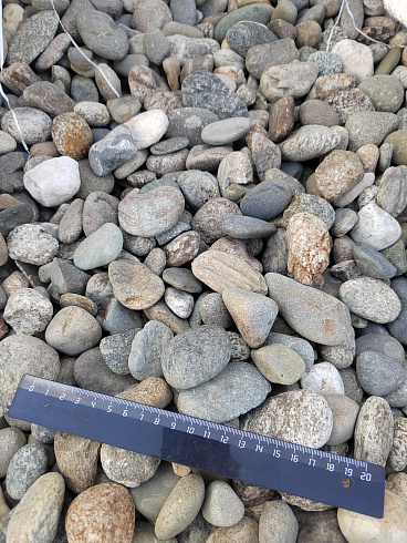 Kamenclub.ru: Галька речная окат (пестрая) фр. 20-40 мм. купить  в Люберцах галька речная пестрая, серая, серые оттенки галька речная окатанная округлая 5000 руб/т   фото КАМЕНЬ КЛУБ