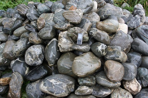 Kamenclub.ru: Валунчик Паутинник фр.100-300 мм  купить в Люберцах крупный природный камень галечник темно-серый с прожилками белый черный речной валунчик 5000 руб/т   фото КАМЕНЬ КЛУБ