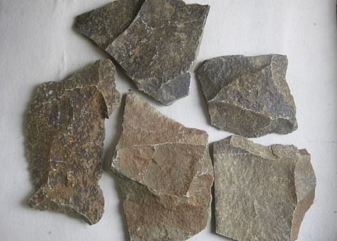 Kamenclub.ru: Песчаник пластушка "фонтанка" серо-зеленая (3,0-5,0 см)  купить в Люберцах песчаник серо-зеленая колотые плитки облицовочные пластушки 11400 руб/м3   фото КАМЕНЬ КЛУБ