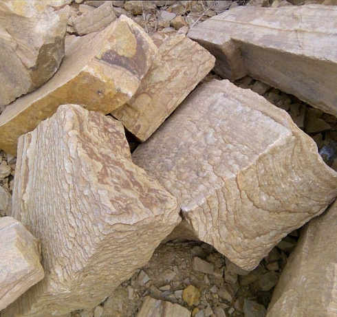 Kamenclub.ru: Песчаник пластушка желтый с рисунком (7-15 см)  купить в Люберцах плитняк - пластушка - бут желтый песчаник 10200 руб/м3   фото КАМЕНЬ КЛУБ