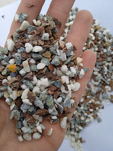 Kamenclub.ru: Мраморная крошка (щебень галтованный микс:белый-черный-розовый-медовый) фр.5-10 мм.  купить в Люберцах мрамор белый, медовый, черный, розовый мраморный галтованный щебень декоративный ландшафтный 15500 руб/т   фото КАМЕНЬ КЛУБ