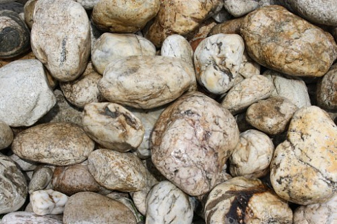 Kamenclub.ru: Кварцевый валунчик фр.100-300 мм.  купить в Люберцах кварц белый, бежевый молочный рыжий крупный природный камень галечник 7850 руб/т   фото КАМЕНЬ КЛУБ