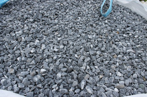 Kamenclub.ru: Щебень галтованный черный (мрамор) фр.10-20 мм.  купить в Люберцах мрамор черный с белыми прожилками, черный, белый окатанный округлый ландшафтный декоративный щебень 15000 руб/т   фото КАМЕНЬ КЛУБ