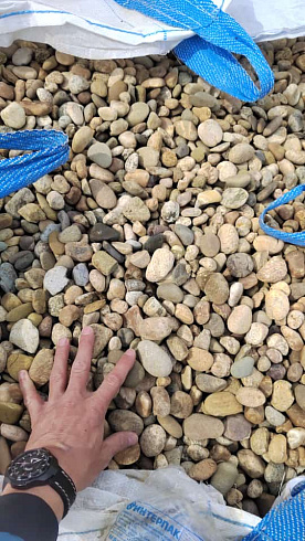 Kamenclub.ru: Галька речная окат рыжая фр. 20-40 мм. купить  в Люберцах галька речная окатанная рыжая желтая серая округлая речная галька 5000 руб/т   фото КАМЕНЬ КЛУБ