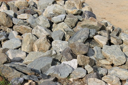 Kamenclub.ru: Гранит скальник (серо-зеленый) фр. 100-500 мм.  купить в Люберцах гранит зеленый, серый, салатовый крупный ландшафтный валун 6 000 руб/т   фото КАМЕНЬ КЛУБ