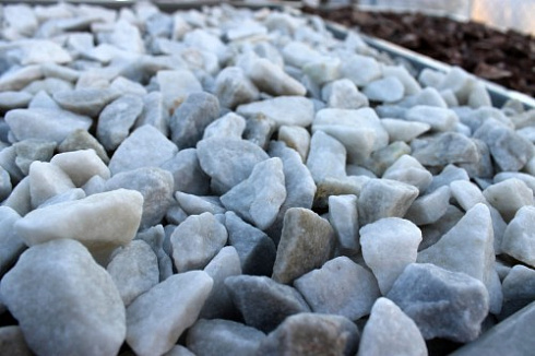 Kamenclub.ru: Мраморная крошка, щебень, цвет-белый,  фр. 20-40 мм.  купить в Люберцах мрамор белый молочный слоновая кость айвори  мраморная крошка ландшафтная 12000 руб/т   фото КАМЕНЬ КЛУБ