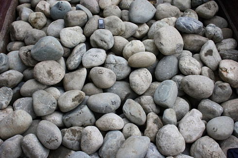 Kamenclub.ru: Темно-серый валунчик фр.100-300 мм.  купить в Люберцах крупный природный камень серый, темно-серый, светло-серый речная галька большого размера окатанная 4500 руб/т   фото КАМЕНЬ КЛУБ