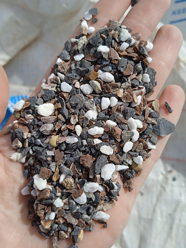 Kamenclub.ru: Мраморная крошка (щебень галтованный микс:: белый-черный) фр.5-10 мм  купить в Люберцах мрамор белый, черный, молочный, серый галтовка мраморная окатанная декоративная ландшафтная 15500 руб/т   фото КАМЕНЬ КЛУБ