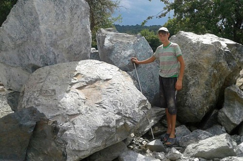 Kamenclub.ru: Змеевик скальник фр. 500-1500 мм.  купить в Люберцах змеевик зеленый серый черный глыба скальная колотая 7500 руб/т   фото КАМЕНЬ КЛУБ