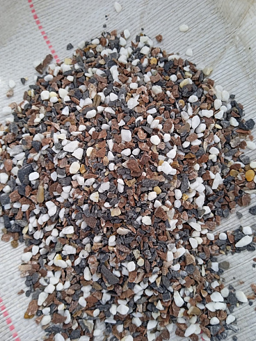 Kamenclub.ru: Мраморная крошка (щебень крошка микс : белый-черный-розовый) фр. 5-10 мм.  купить в Люберцах мрамор белый, черный, розовый, разноцветный микс декоративная мраморная каменная крошка 12000 руб/т   фото КАМЕНЬ КЛУБ