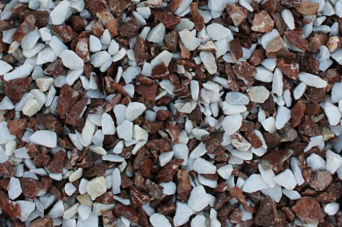 Kamenclub.ru: Мраморная крошка (щебень крошка микс: белый-зеленый-розовый) фр. 10-20 мм.  купить в Люберцах мрамор белый, зеленый, розовый декоративный ландшафтный колотый щебень 12000 руб/т   фото КАМЕНЬ КЛУБ