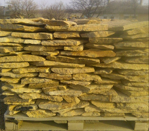 Kamenclub.ru: Песчаник пластушка "фонтанка" желтая (3,0 - 5,0 см)  купить в Люберцах песчаник желтая, рыжий, желтый песчаник колотый рваный со сколом облицовочный 16200 руб/м3   фото КАМЕНЬ КЛУБ