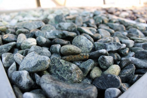 Kamenclub.ru: Щебень галтованный зеленый (змеевик) фр. 20-40 мм.  купить в Люберцах мрамор зеленый, салатовый оголтованный щебень мраморный 12500 руб/т   фото КАМЕНЬ КЛУБ