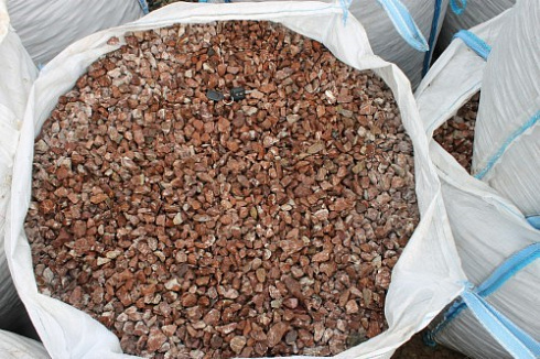 Kamenclub.ru: Мраморная крошка (щебень крошка розовый) фр. 10-20 мм.  купить в Люберцах мрамор розовый, красный каменная декоративная крошка ландшафтная 11000 руб/т   фото КАМЕНЬ КЛУБ