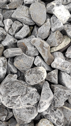 Kamenclub.ru: Щебень галтованный черный (мрамор) фр.40-70 мм.  купить в Люберцах мрамор черный с белыми прожилками, черный, белый щебень галтованный округлый 13500 руб/т   фото КАМЕНЬ КЛУБ