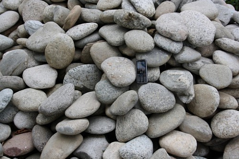 Kamenclub.ru: Галька речная плоская (бело-серая) фр. 100-200-300 мм. купить  в Люберцах галька речная плоская серый, белый, бело-серый, серо-белый речная галька плоская  9000 руб/т   фото КАМЕНЬ КЛУБ