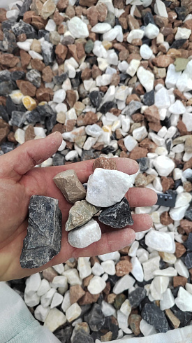 Kamenclub.ru: Мраморная крошка (щебень крошка микс : белый-черный-розовый) фр. 20-40 мм.  купить в Люберцах мрамор белый, черный, розовый декоративная ландшафтная крошка 12000 руб/т   фото КАМЕНЬ КЛУБ