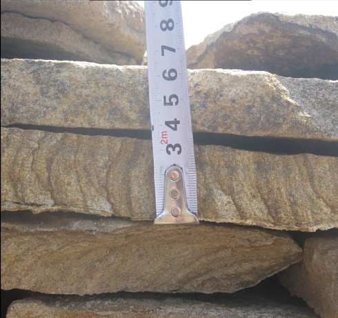 Kamenclub.ru: Песчаник пластушка желтый с рисунком (3 см)  купить в Люберцах песчаник желтый с рисунком, рыжий, желтый песчаник пластушка ландшафтная рваная 8 500 руб/м3   фото КАМЕНЬ КЛУБ