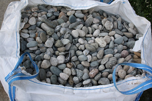 Kamenclub.ru: Галька речная окат (серая) фр.40-60 мм купить  в Люберцах галька речная серый бежевый рыжий коричневый округлый речной камень 5000 руб/т   фото КАМЕНЬ КЛУБ
