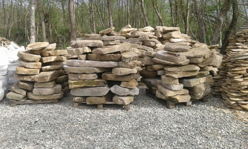 Kamenclub.ru: Песчаник плиты - плахи - пошаговые дорожки (фр. 70-150 мм)  купить в Люберцах песчаник серый бежевый желтый зеленый колотый песчаник строительный 6500 руб/т   фото КАМЕНЬ КЛУБ