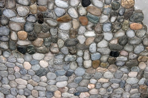 Kamenclub.ru: Галька речная плоская (ассорти) фр. 70-150 мм. купить  в Люберцах галька галечник серый белый темно-серый синий светло-серый плоская природная галька  9000 руб/т   фото КАМЕНЬ КЛУБ