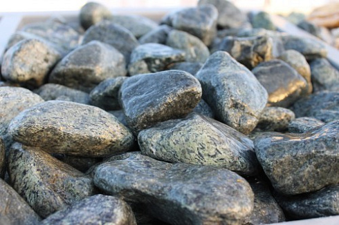 Kamenclub.ru: Щебень галтованный зеленый (змеевик) фр. 50-100 мм.  купить в Люберцах галтовка мраморная зеленый, салатовый мрамор 12 500 руб/т   фото КАМЕНЬ КЛУБ