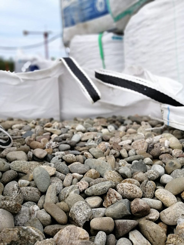 Kamenclub.ru: Галька речная окат (пестрая) фр. 20-40 мм. купить  в Люберцах галька речная пестрая, серая, серые оттенки галька речная окатанная округлая 5000 руб/т   фото КАМЕНЬ КЛУБ