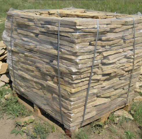 Kamenclub.ru: Песчаник пластушка желтый с рисунком (3 см)  купить в Люберцах песчаник желтый с рисунком, рыжий, желтый песчаник пластушка ландшафтная рваная 8 500 руб/м3   фото КАМЕНЬ КЛУБ