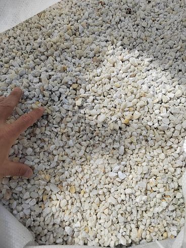 Kamenclub.ru: Мраморная крошка, щебень, цвет-белый, фр. 5-10 мм.  купить в Люберцах мрамор белый, айвори, молочный мраморная каменная крошка ландшафтная 12000 руб/т   фото КАМЕНЬ КЛУБ