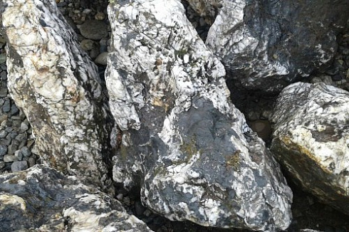 Kamenclub.ru: Черный гранит - кварцит фр. 100-500 мм.  купить в Люберцах мрамор гранит черный с белыми прожилками, серый, белый валун скальный колотый 7000 руб/т   фото КАМЕНЬ КЛУБ