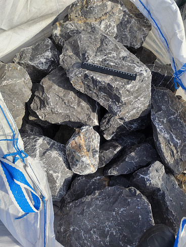 Kamenclub.ru: Черный мрамор скальник фр. 100-500 мм.  купить в Люберцах мрамор черный белый серый крупный колотый валун ландшафтный 8500 руб/т   фото КАМЕНЬ КЛУБ