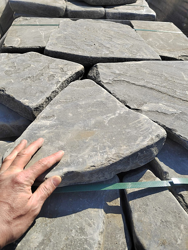 Kamenclub.ru: Песчаник пластушка светло-серый (4,0 - 6,0 см)  купить в Люберцах плитняк - пластушка светло-серый песчаник 12600 руб/м3   фото КАМЕНЬ КЛУБ