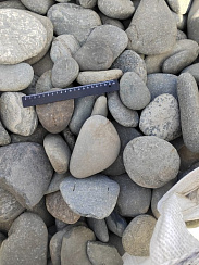 Kamenclub.ru: Галька речная плоская (темно-серая) фр. 70-150 мм. купить в Люберцах галечник природный темно-серый серый синий речная плоская природная окатанная  9000 руб/т   фото КАМЕНЬ КЛУБ