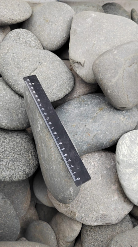 Kamenclub.ru: Галька речная плоская (темно-серая) фр. 70-150 мм. купить  в Люберцах галечник природный темно-серый серый синий речная плоская природная окатанная  9000 руб/т   фото КАМЕНЬ КЛУБ