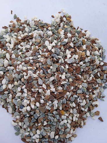Kamenclub.ru: Мраморная крошка (щебень галтованный микс:белый-черный-розовый-медовый) фр.5-10 мм.  купить в Люберцах мрамор белый, медовый, черный, розовый мраморный галтованный щебень декоративный ландшафтный 15500 руб/т   фото КАМЕНЬ КЛУБ