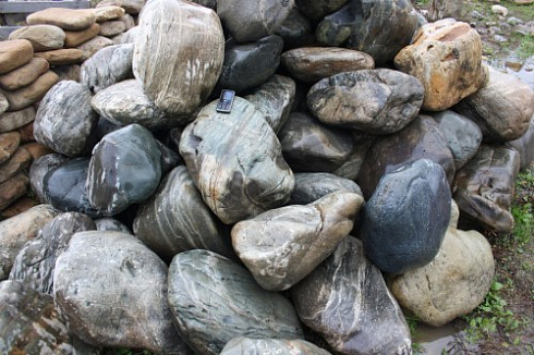 Kamenclub.ru: Речной валун Кабанчик фр.300-500 мм.  купить в Люберцах крупный природный камень галька серый, темно-серый речной валун галечник масштабный 7000 руб/т   фото КАМЕНЬ КЛУБ
