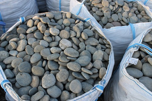 Kamenclub.ru: Галька речная плоская (ассорти) фр. 100-200-300 мм. купить  в Люберцах галька плоская разноцветная серый белый темно-серый синий речная галька ландшафтная 8000 руб/т   фото КАМЕНЬ КЛУБ