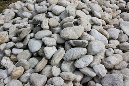 Kamenclub.ru: Бело-серый валунчик фр.100-300 мм.  купить в Люберцах крупный камень для ландшафта серый, белый бело-серый валун крупная галька 4500 руб/т   фото КАМЕНЬ КЛУБ