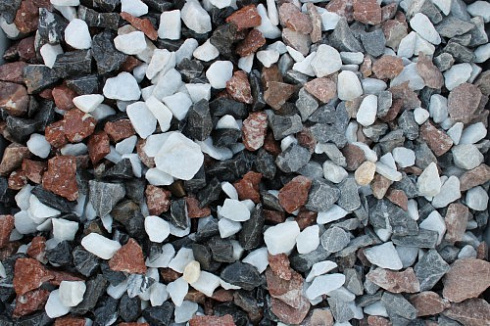 Kamenclub.ru: Мраморная крошка (щебень крошка микс : белый-черный-розовый) фр. 20-40 мм.  купить в Люберцах мрамор белый, черный, розовый декоративная ландшафтная крошка 12000 руб/т   фото КАМЕНЬ КЛУБ