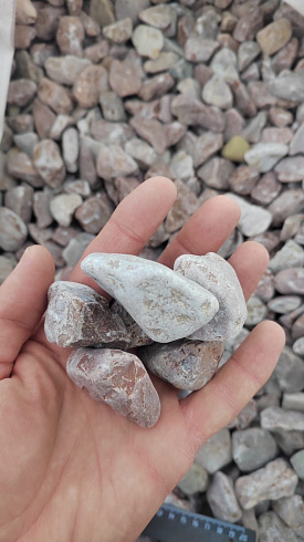 Kamenclub.ru: Мраморная крошка (щебень галтованный розовый) фр.20-40 мм.  купить в Люберцах мрамор розовый, красный оголтованный округлый щебень  15000 руб/т   фото КАМЕНЬ КЛУБ