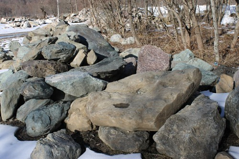 Kamenclub.ru: Гранит скальник (серо-зеленый) фр. 500-1500 мм.  купить в Люберцах гранит мрамор  серый зеленый темно-серый глыба скальная колотая ландшафтная 7 500 руб/т   фото КАМЕНЬ КЛУБ