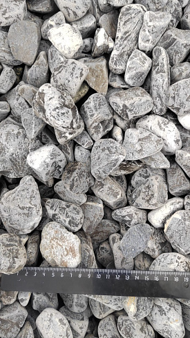 Kamenclub.ru: Щебень галтованный черный (мрамор) фр.40-70 мм.  купить в Люберцах мрамор черный с белыми прожилками, черный, белый щебень галтованный округлый 13500 руб/т   фото КАМЕНЬ КЛУБ