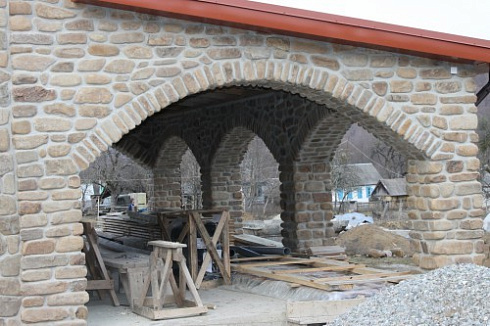 Kamenclub.ru: Песчаник для строительства и кладки блочный (фр 100-200 мм)  купить в Люберцах песчаник бежевый серый рыжий валун мелкий для строительства песчаник 6500 руб/т   фото КАМЕНЬ КЛУБ