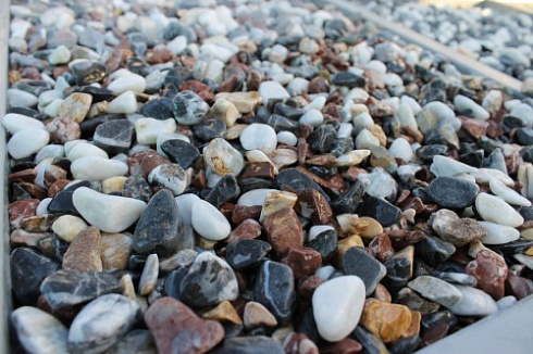 Kamenclub.ru: Мраморная крошка (щебень галтованный микс:белый-черный-розовый-медовый) фр.10-20 мм.  купить в Люберцах мрамор белый, медовый, черный, розовый мраморный декоративный ландшафтный окатанный округлый галтованный щебень 15500 руб/т   фото КАМЕНЬ КЛУБ