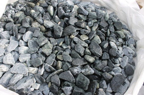 Kamenclub.ru: Щебень галтованный зеленый (змеевик) фр. 50-100 мм.  купить в Люберцах галтовка мраморная зеленый, салатовый мрамор 12 500 руб/т   фото КАМЕНЬ КЛУБ