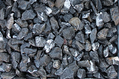 Kamenclub.ru: Щебень крошка черный (мрамор) фр. 5-10 мм.  купить в Люберцах мрамор черный с белыми прожилками, черный, белый мраморная крошка декоративная ландшафтная 11000 руб/т   фото КАМЕНЬ КЛУБ