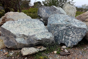 Kamenclub.ru: Змеевик скальник фр. 500-1500 мм.  купить в Люберцах змеевик зеленый серый черный глыба скальная колотая 7500 руб/т   фото КАМЕНЬ КЛУБ