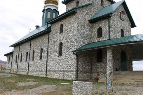 Kamenclub.ru: Галька речная плоская (бело-серая) фр. 100-200-300 мм. купить  в Люберцах галька речная плоская серый, белый, бело-серый, серо-белый речная галька плоская  9000 руб/т   фото КАМЕНЬ КЛУБ