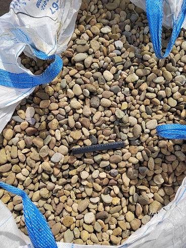 Kamenclub.ru: Галька речная окат рыжая фр. 20-40 мм. купить  в Люберцах галька речная окатанная рыжая желтая серая округлая речная галька 5000 руб/т   фото КАМЕНЬ КЛУБ