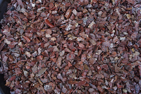 Kamenclub.ru: Щебень крошка красный (ЯШМА) фр. 5-10 мм.  купить в Люберцах крошка каменная яшмы красный, бордовый, темно-красный декоративная крошка ландшафтная каменная яшмоидная 8500 руб/т   фото КАМЕНЬ КЛУБ